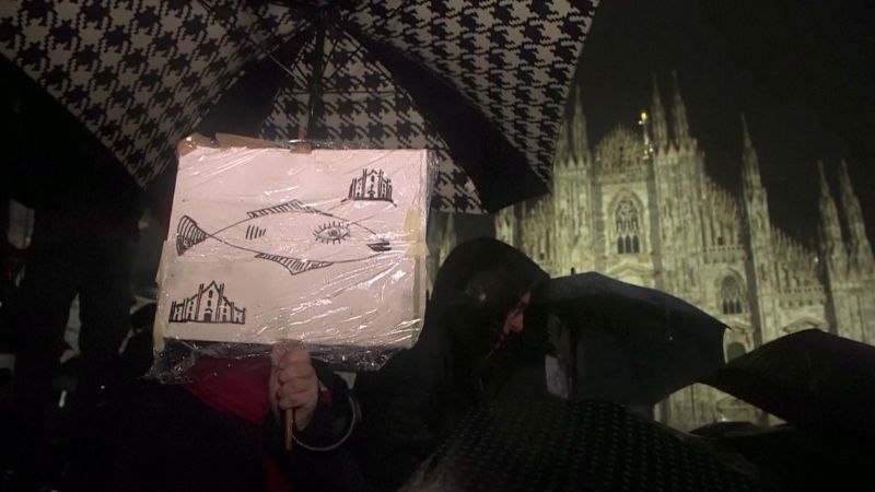 Desetitisíce protestujících Sardinek zaplavily Milán